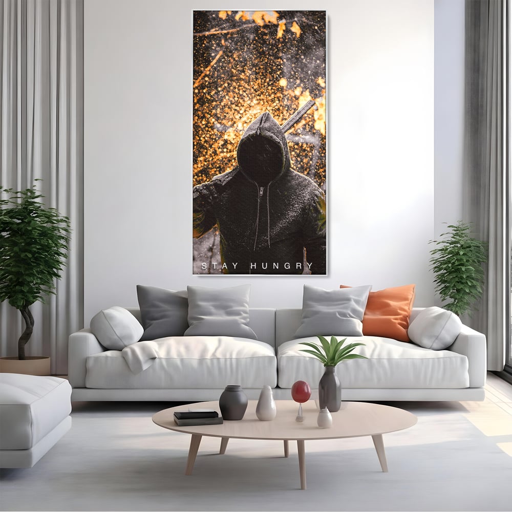 Tablou canvas cu tablou canvas cu silueta motivationala, in rama de aluminiu argintiu, pe perete intr-un living